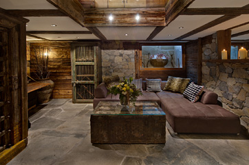 Chalet Schatzchischta Zermatt - Rustic living room with fireplace